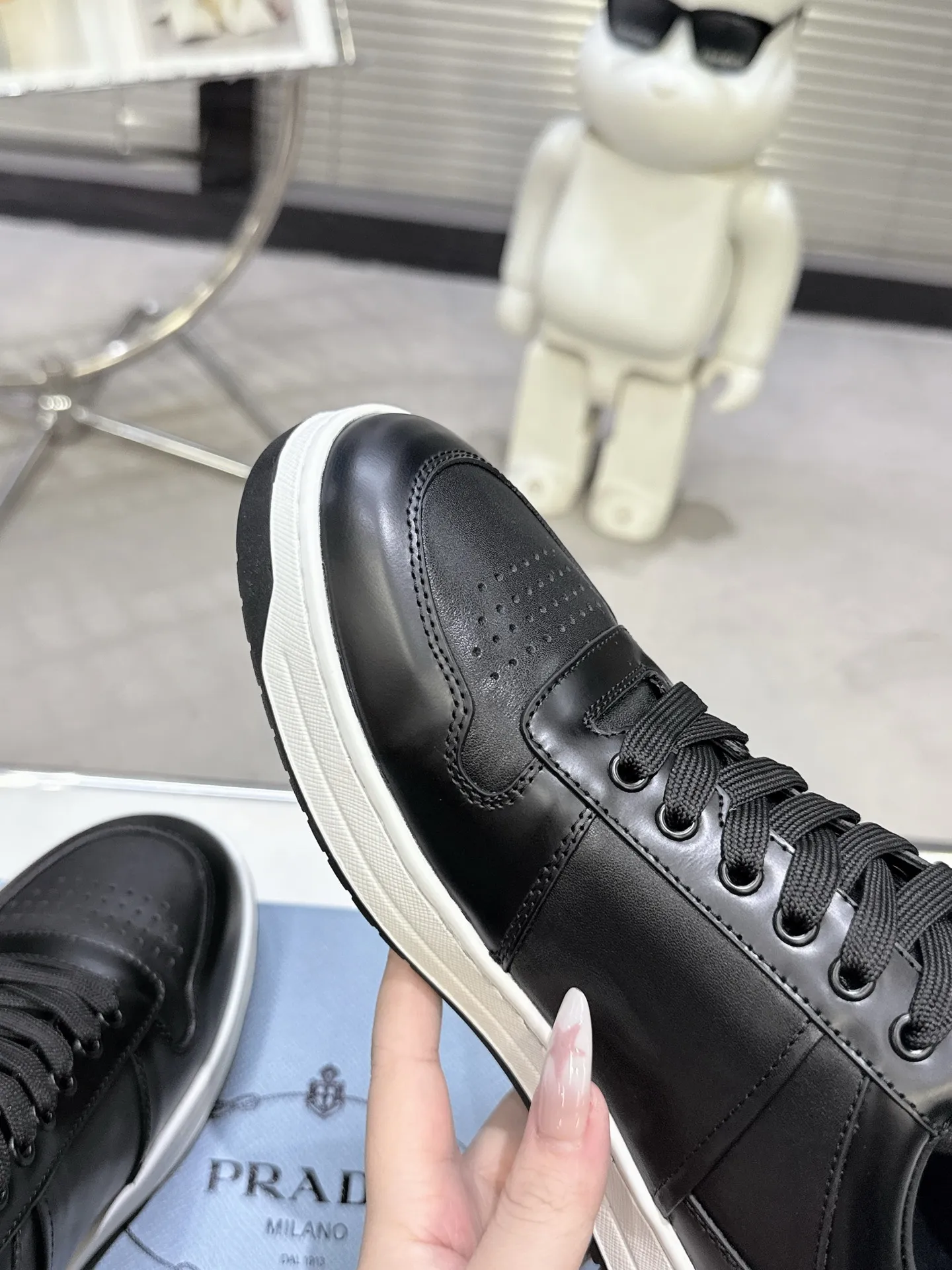 👟👟Ex-factory price 580👟👟 Couple style Prada Latest Downtown Bold series Triangle logo Casual sneakers White shoes Original purchase, development and production Downtown Bold sneakers are inspired by the basketball shoes of the 1980s, with a sporty design and exquisite details. Crafted from perforated leather, the statement platform sole provides a unique, modern style. The Prada logo is interpreted from different angles, decorated with the iconic enameled triangular metal logo, highlighting the unique classic style. Exquisite packaging at the delivery counter🛍📦 ▪️Fabric: Original custom imported first-layer cowhide ▪️Lining: Original imported soft sheepskin ▪️Outsole: Original open-molded rubber bottom material ▪️Size: Women's 35-40 Men's 39-45